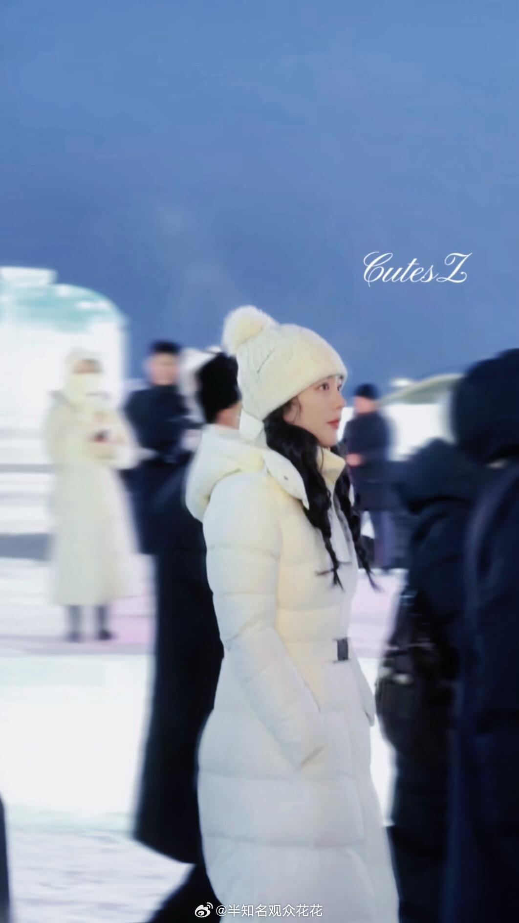 马思纯现身哈尔滨冰雪大世界