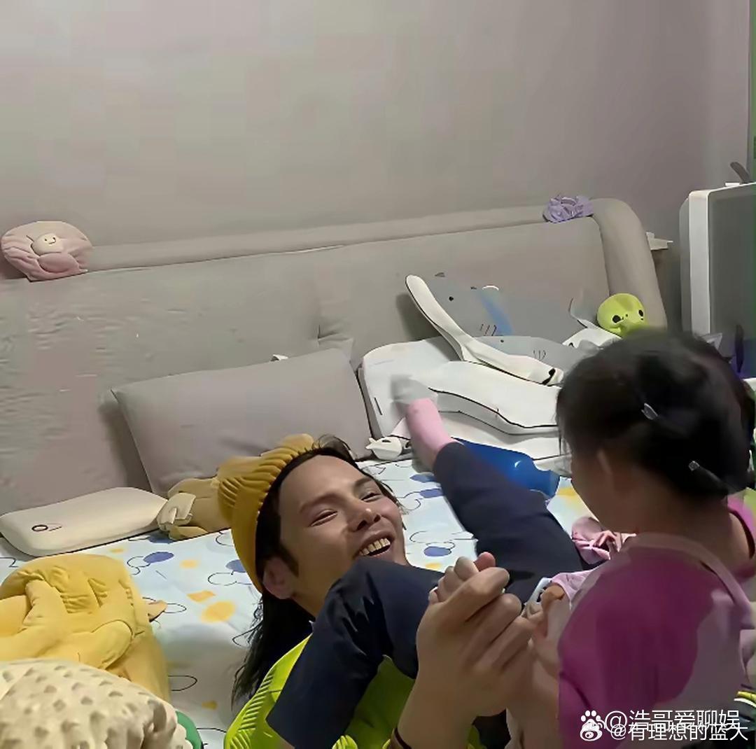 向佐晒自拍暴露家中凌乱,豪宅生活反差引热议