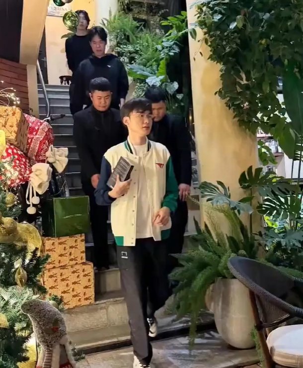 T1越南见面会座无虚席，Faker亮相引热议