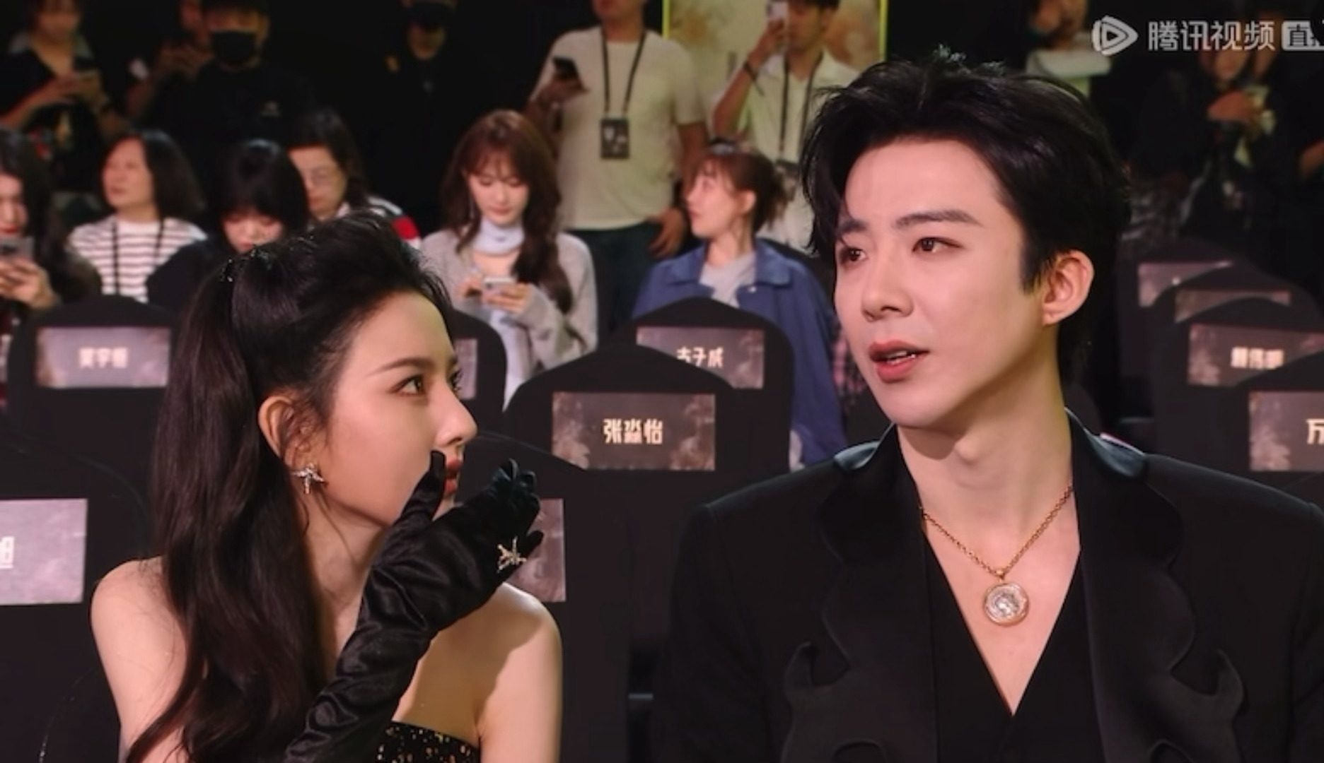 宋祖儿刘宇宁片场热聊一分钟