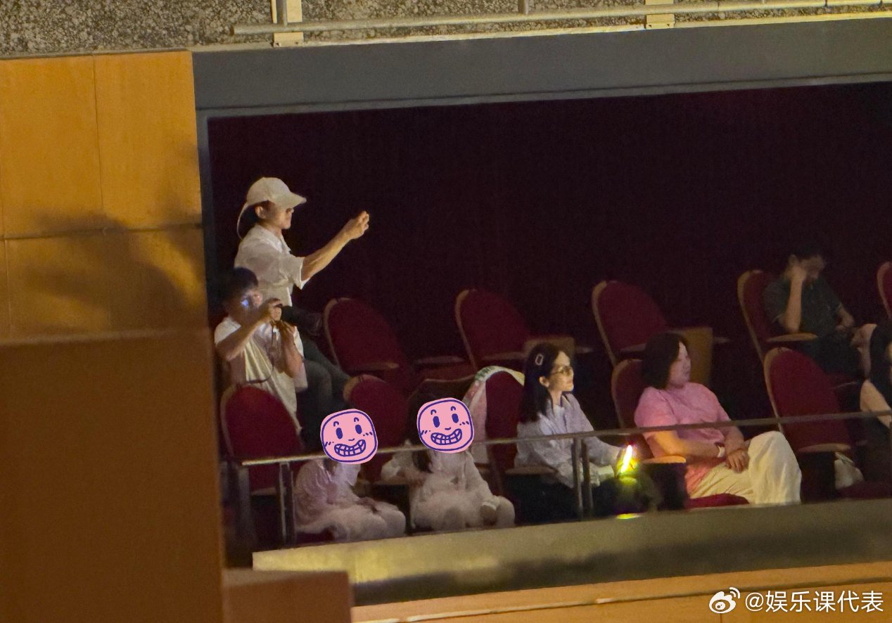 张杰谢娜携女观看小咘芽演出
