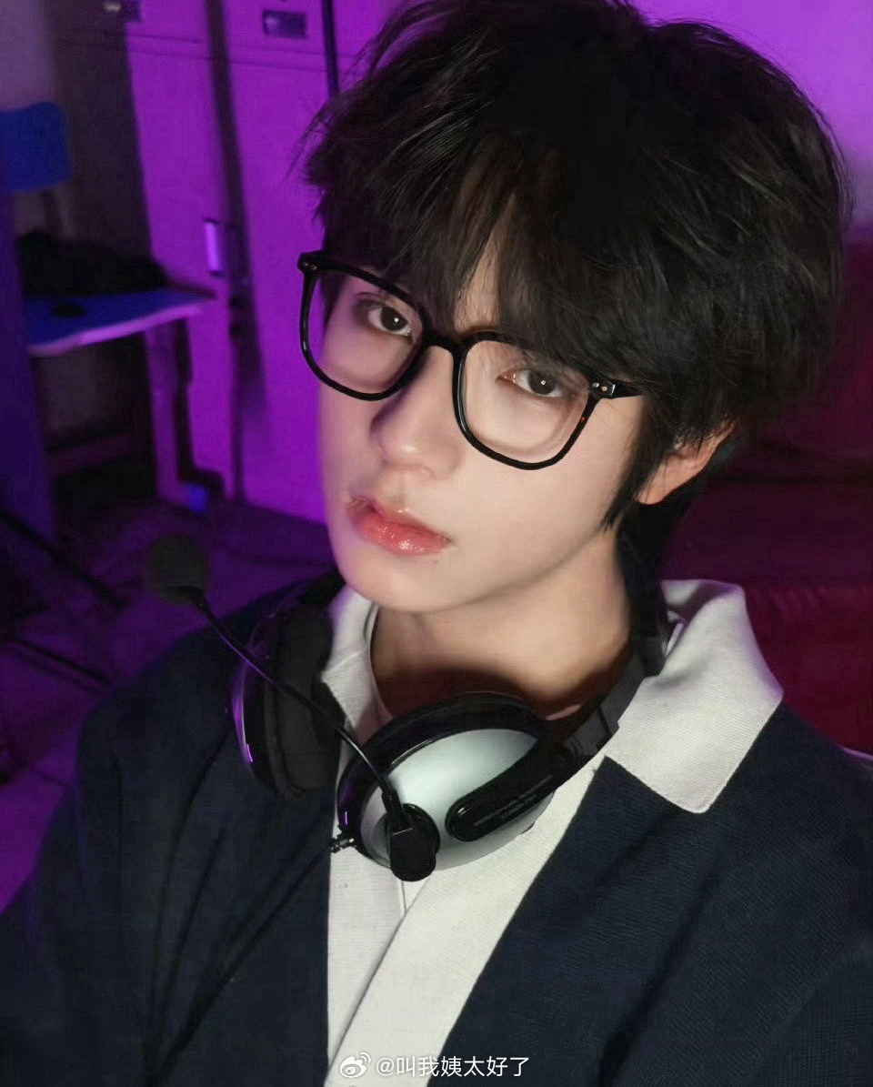 TF四代成员眼镜造型亮相，王橹杰等七人展现新形象