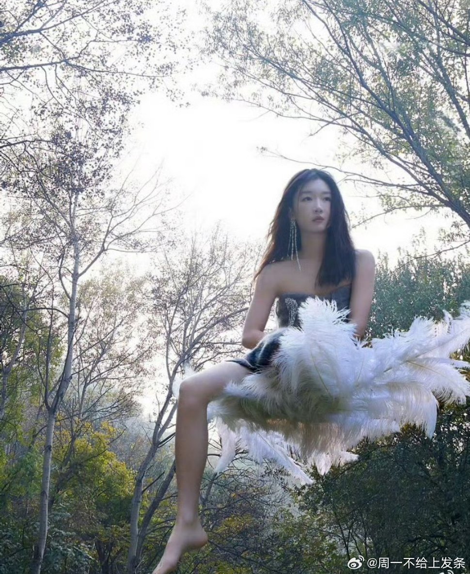 周冬雨剪回短发重现清纯气质