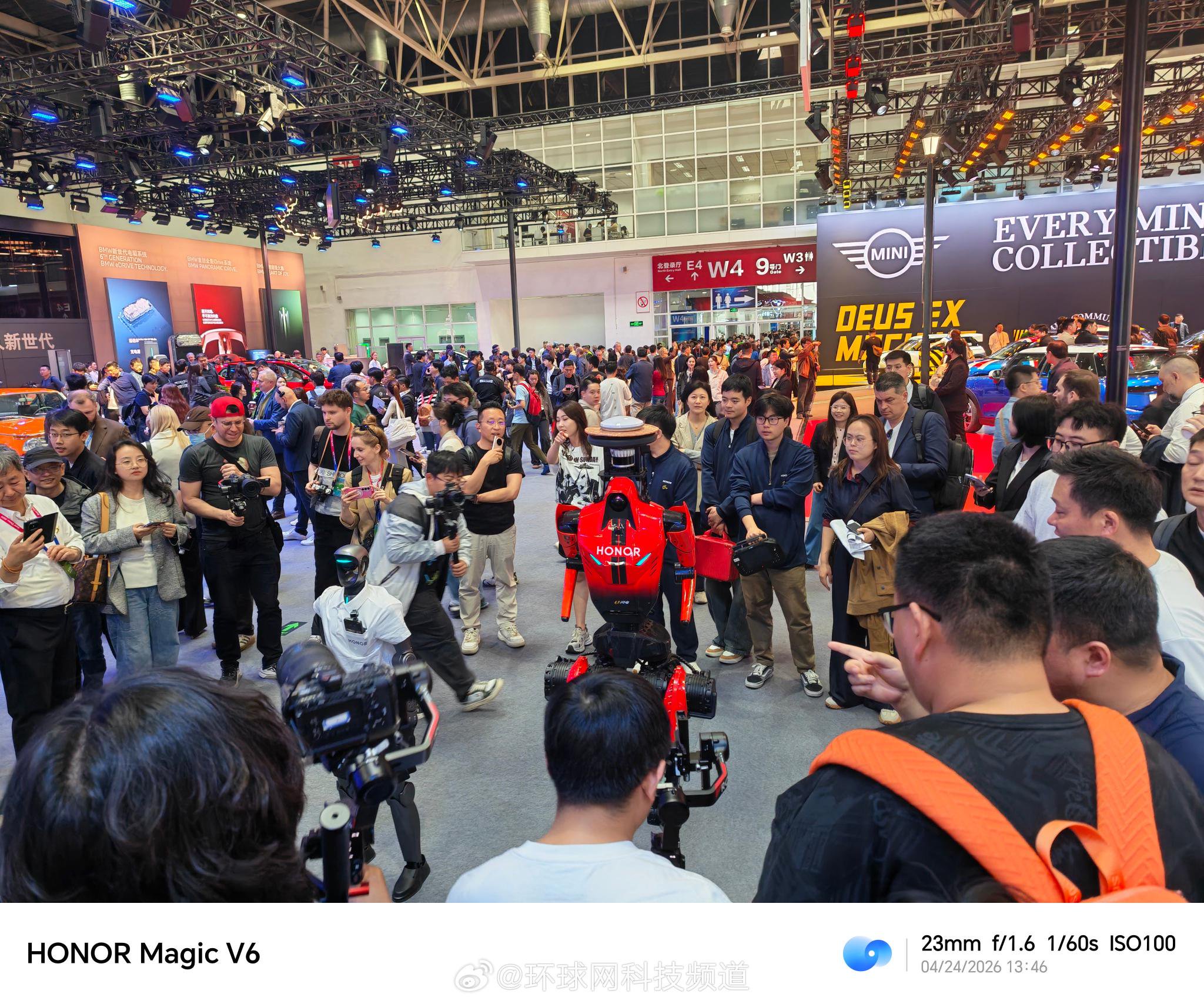荣耀机器人闪电亮相北京车展，与汽车达人赛跑互动