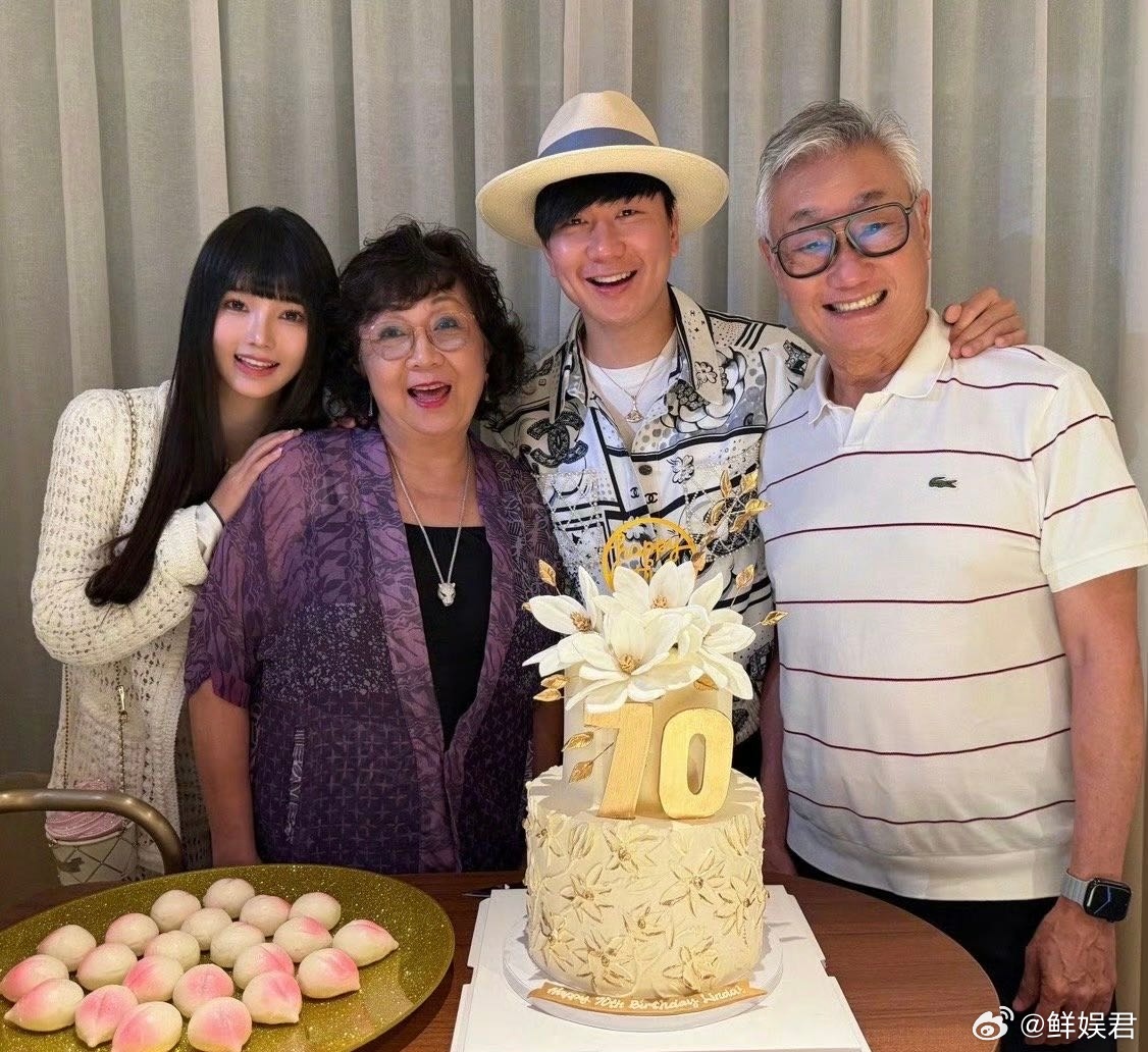 林俊杰官宣恋情，女友生日合照亮相