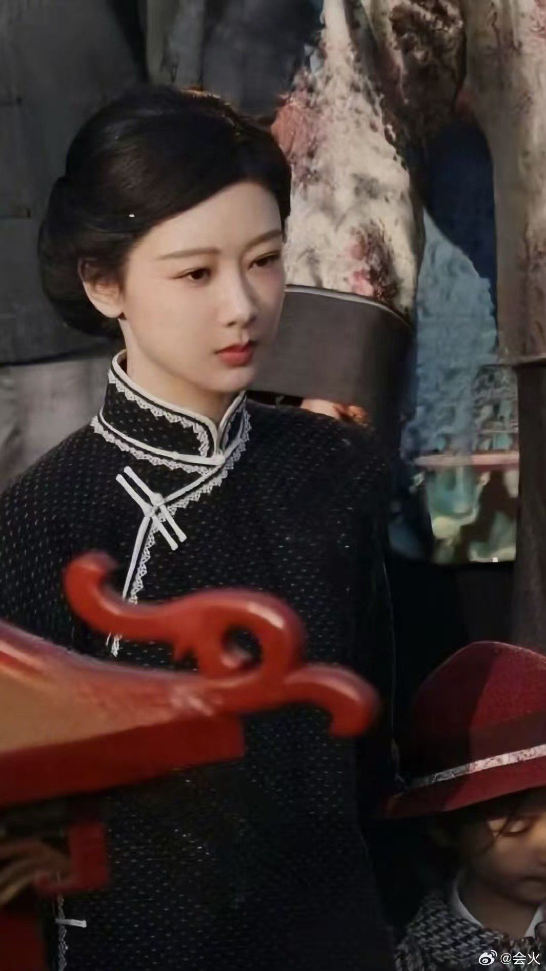 杨紫董竹君波点旗袍盘发造型曝光