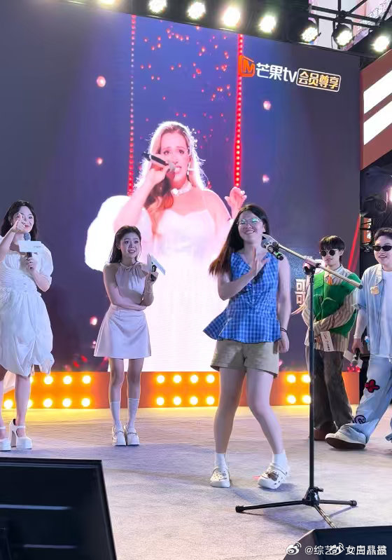 李莎旻子现身合肥万象城，8月28日无限X演唱会预热活动开启