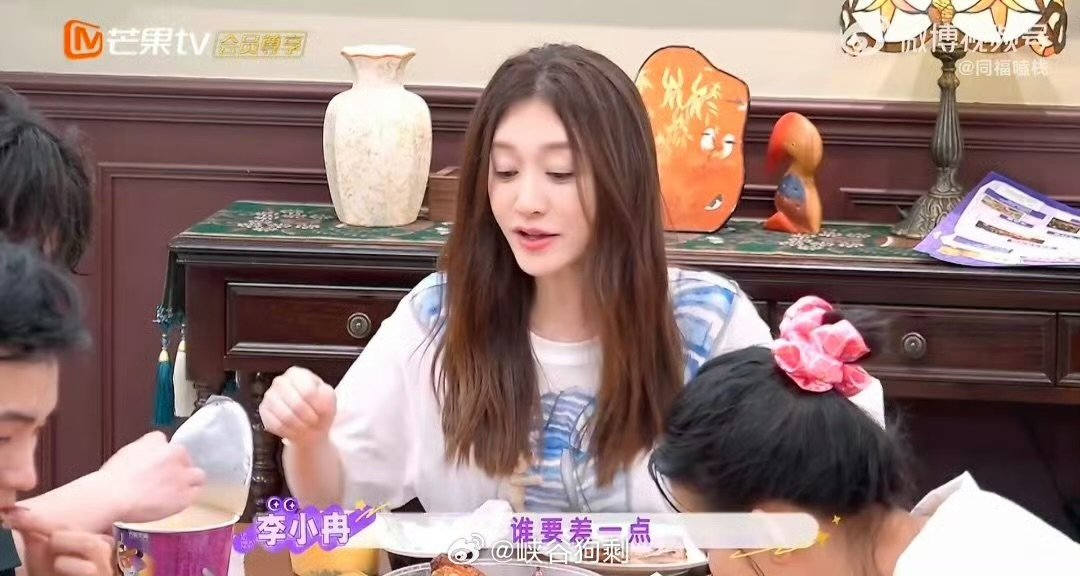 众人围坐看世界杯，孙怡的提问，李小冉秒接，瞬间揭晓王濛最爱的球队是英格兰