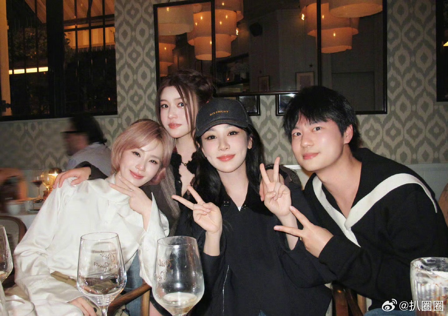 刘诗诗杨紫陈妍希巴黎聚餐，美女同框合照
