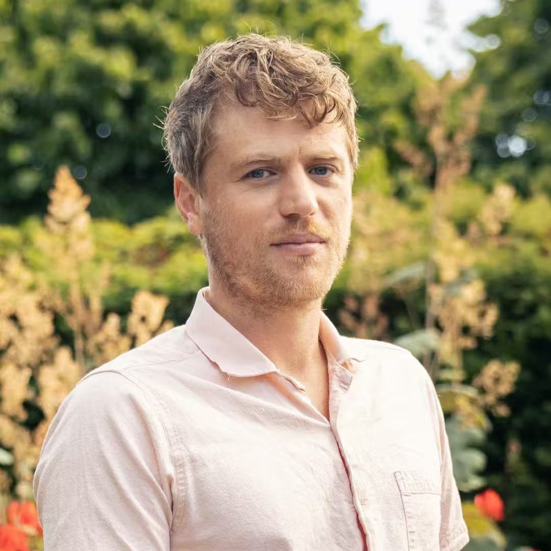 约翰尼·弗林确认出演剧版哈利波特首季卢修斯·马尔福