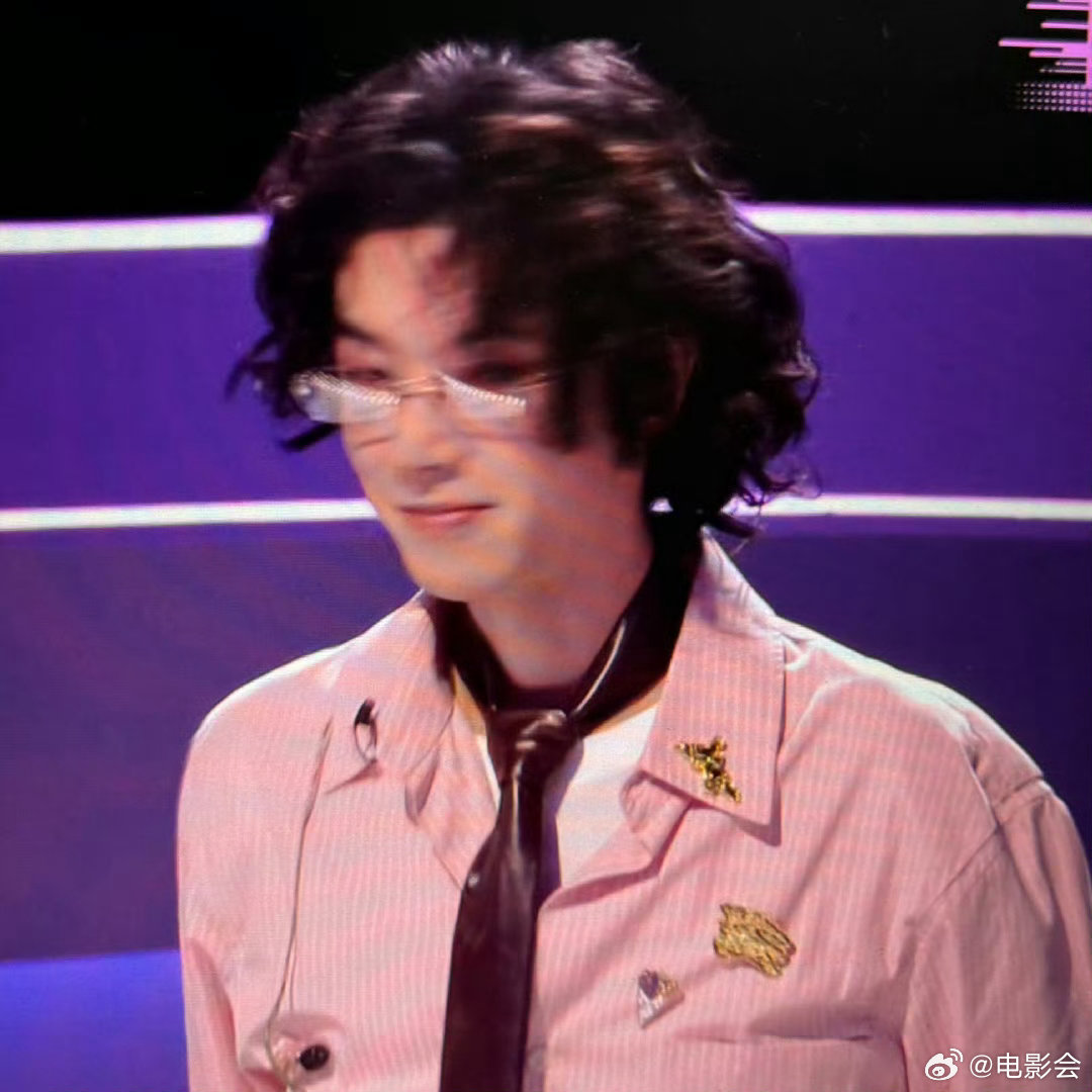 华晨宇卷毛小羊造型亮相声鸣远扬直播