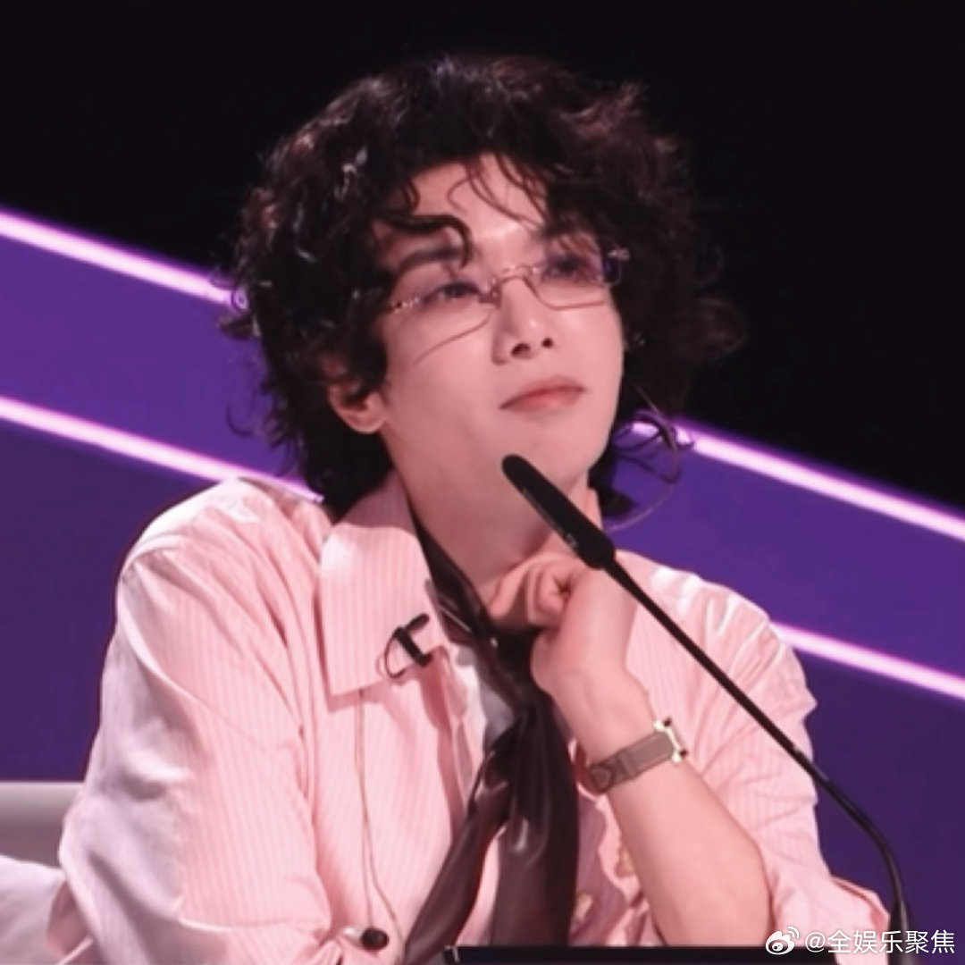 华晨宇卷毛造型亮相声鸣远扬直播