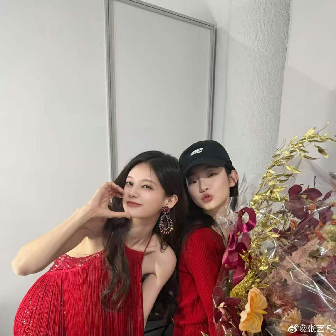 李一桐张艺凡春晚后台合照曝光