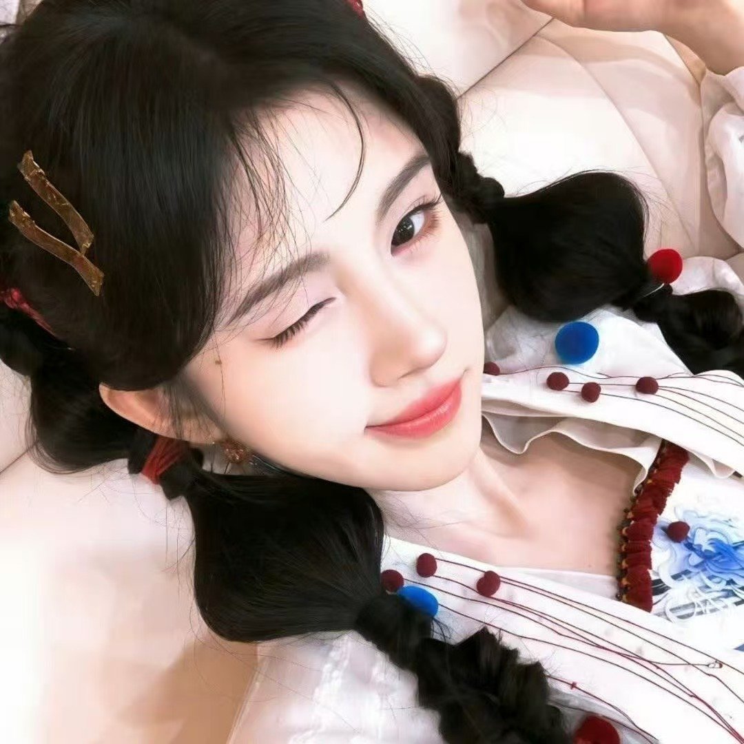 鞠婧祎穿搭风格百变，氛围感十足