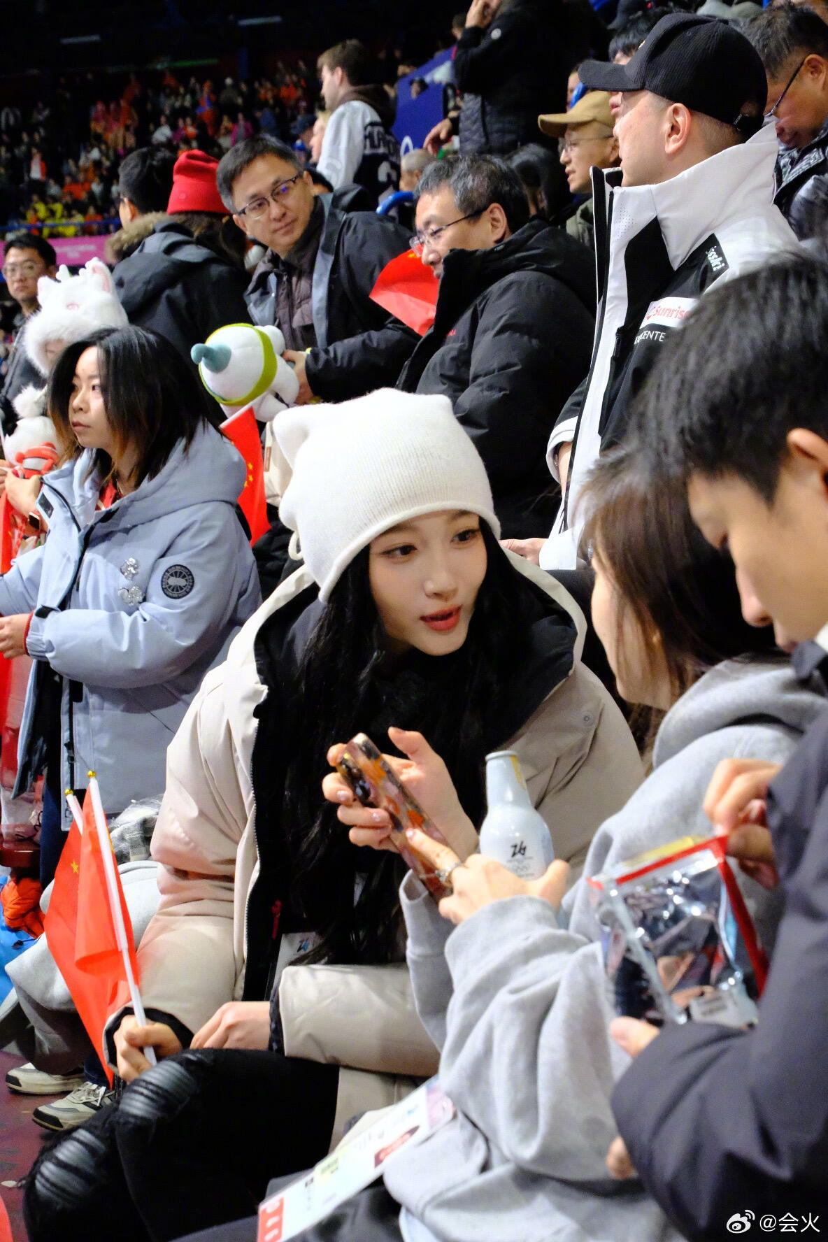 关晓彤现身短道速滑现场，直播镜头捕捉其身影