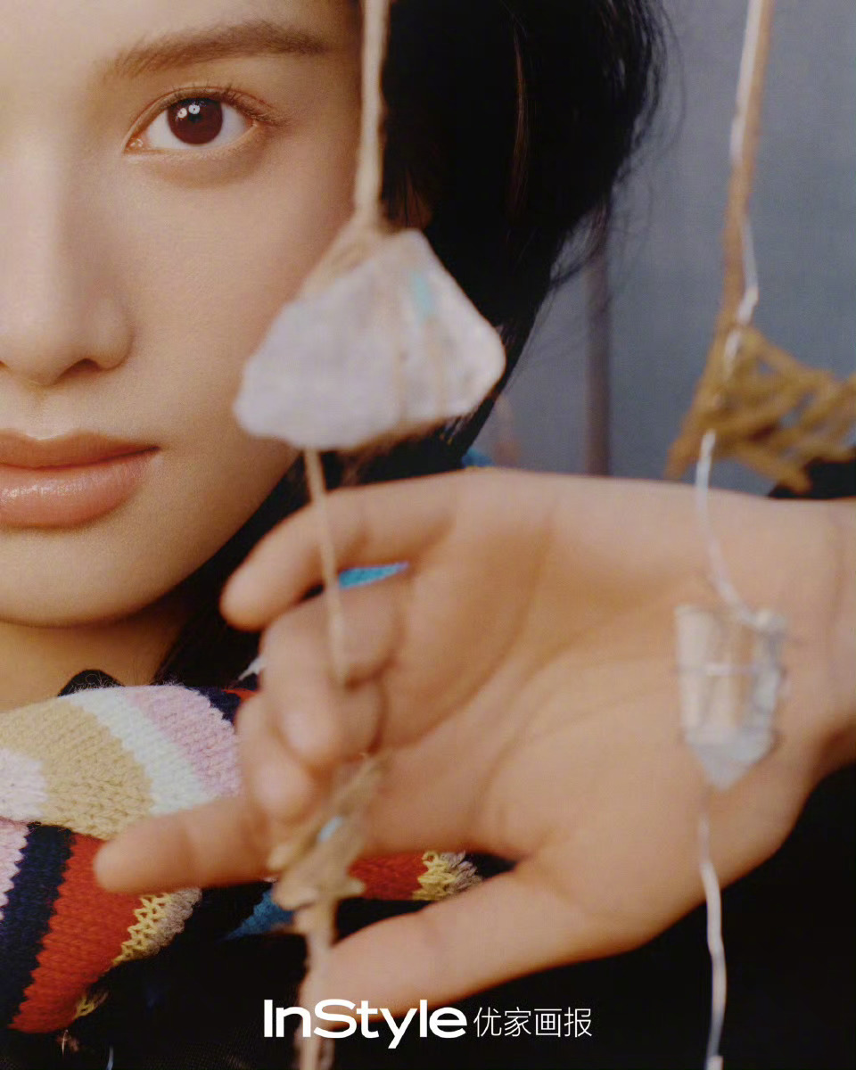 张婧仪穿Burberry登InStyle封面演绎英伦摩登