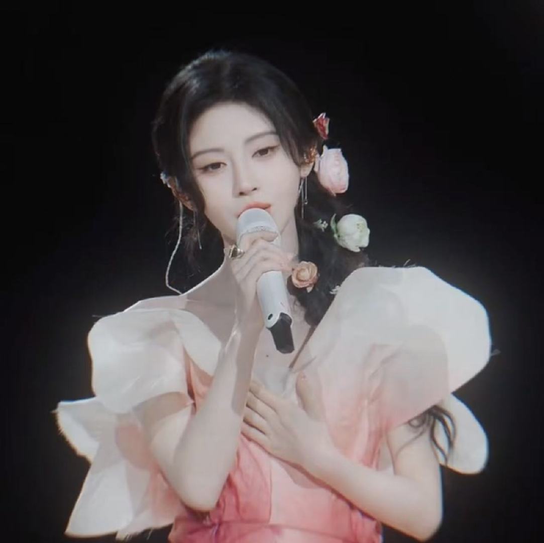 鞠婧祎跨年晚会彩排曝光，玉兰花编发造型亮相