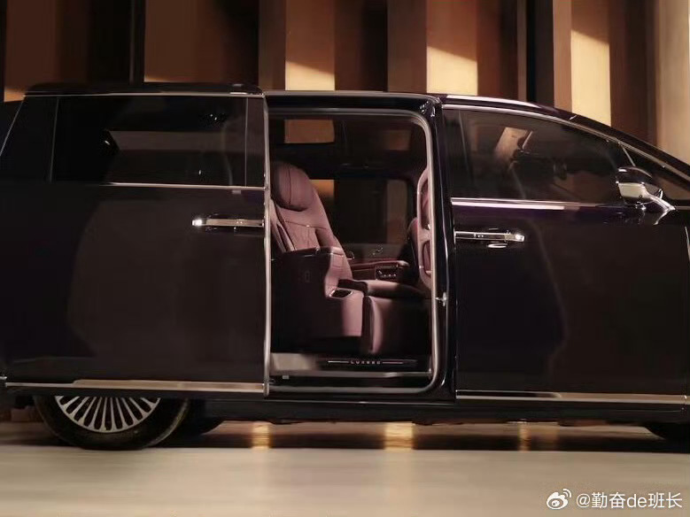 智界V9内饰首曝，绒霞紫配色配旋转座椅