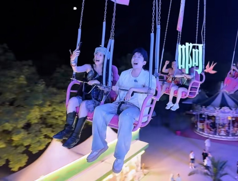 赵昭仪向李佳琦眨眼甜度爆表