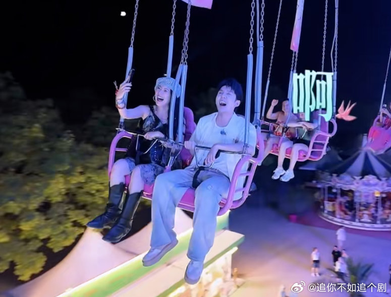 赵昭仪向李佳琦眨眼互动,合伙人默契引关注