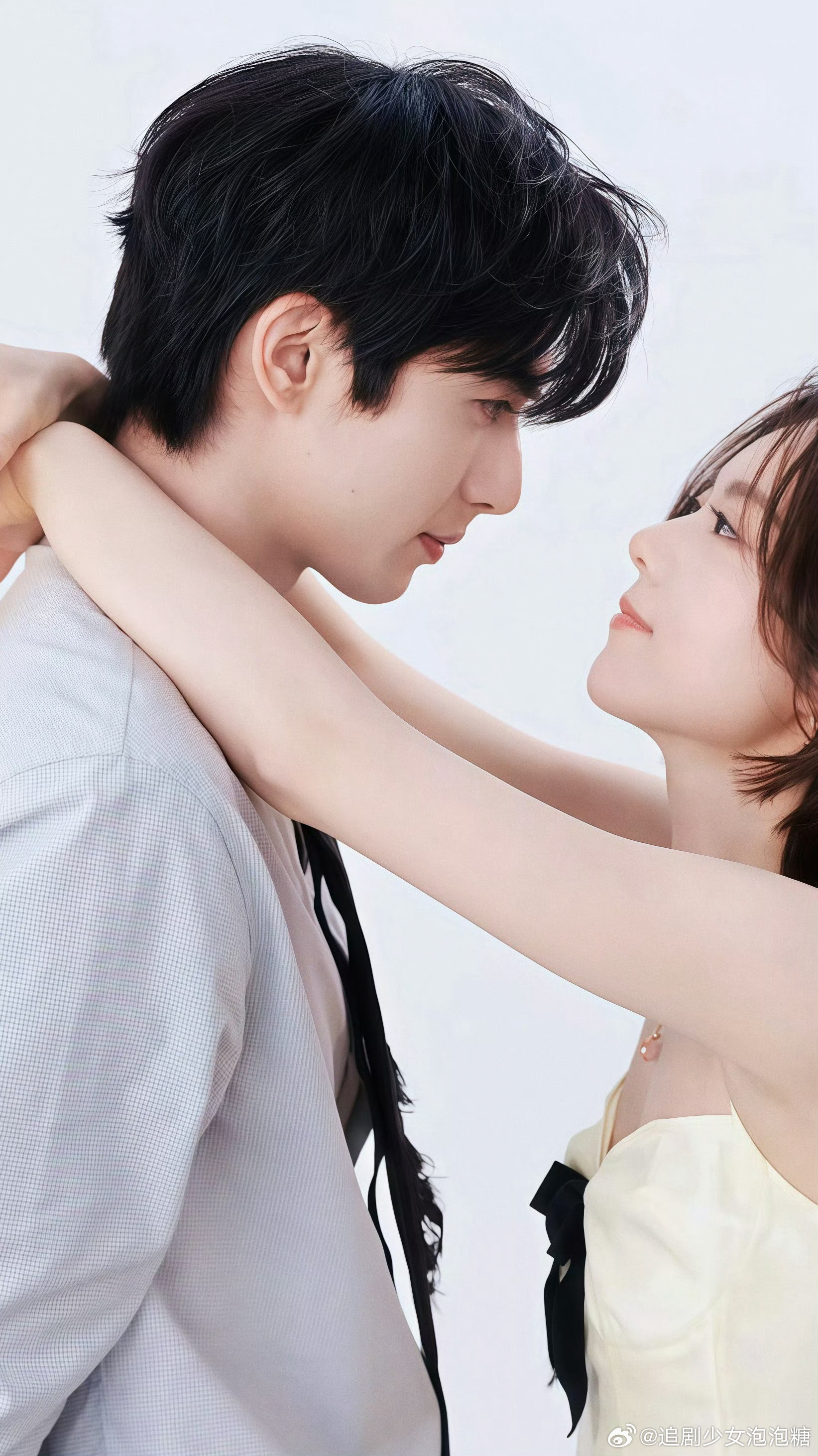 宋威龙赵今麦马场同框甜度超标