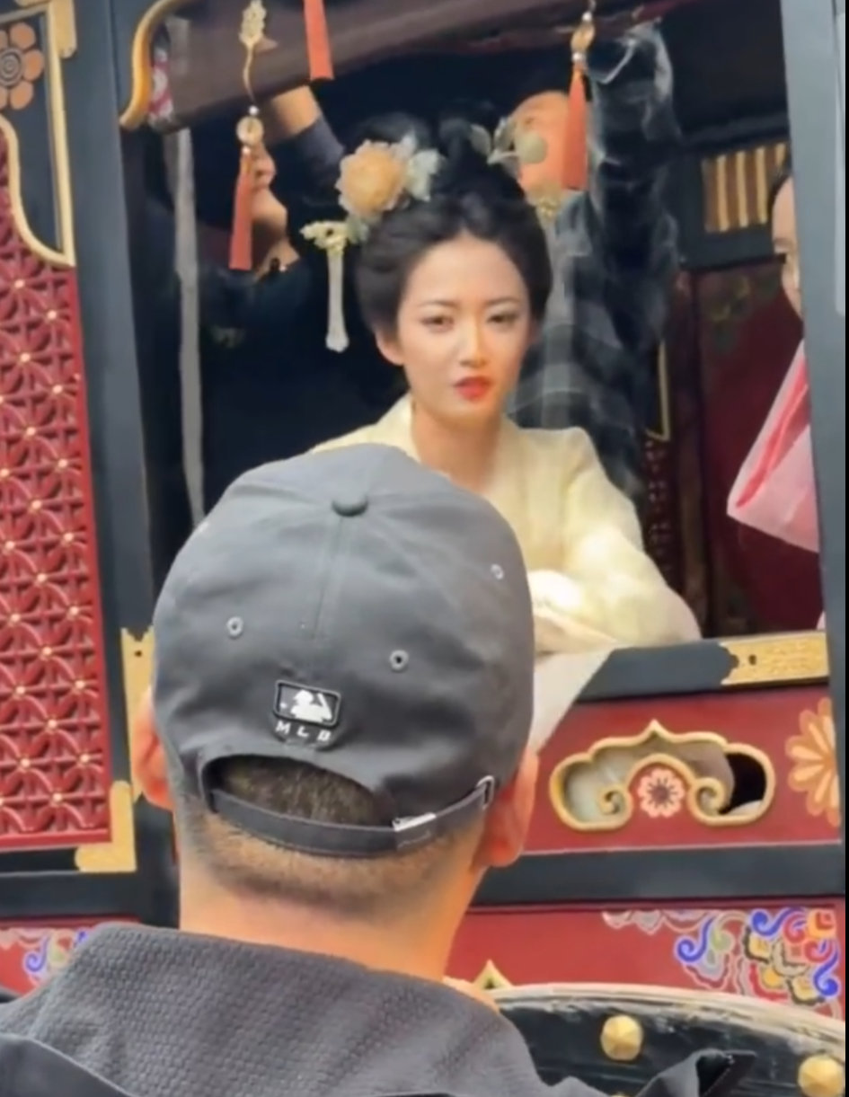 于正直播展示陈钰琪金吾不禁造型称其将走红