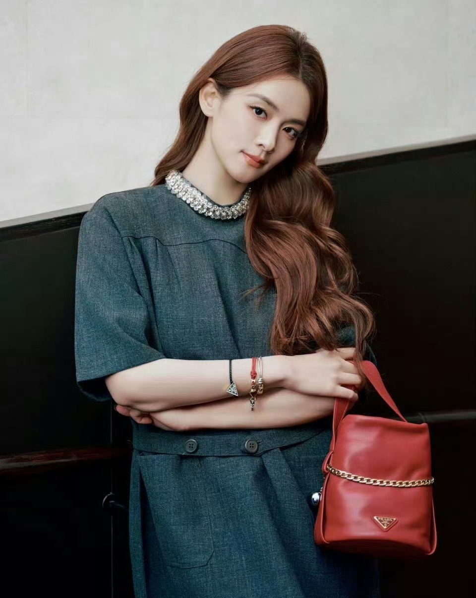 陈昊宇徐若晗同登prada大片引热议