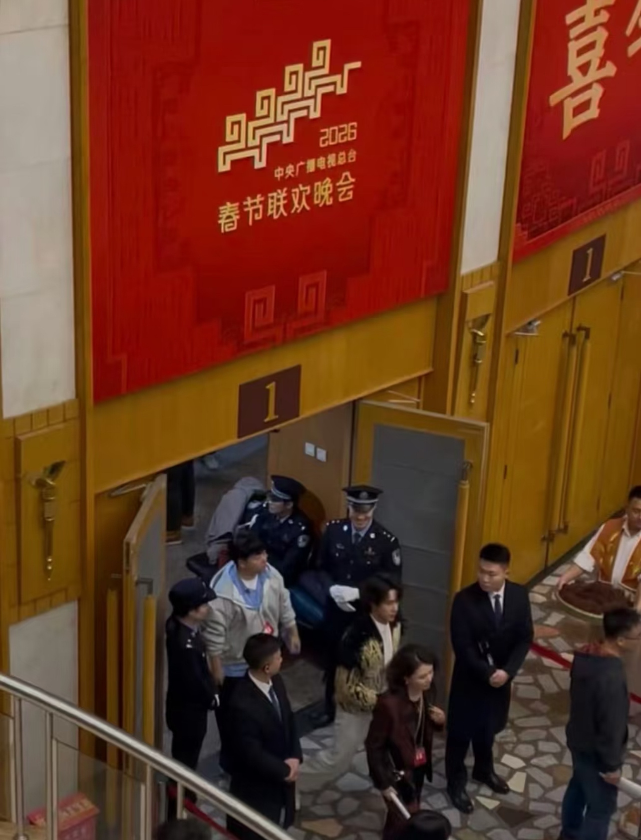 王一博现身央视春晚备播现场