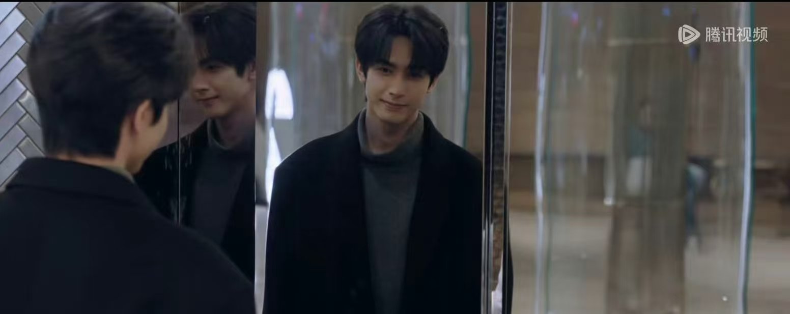 宋威龙电梯门映照侧颜引热议
