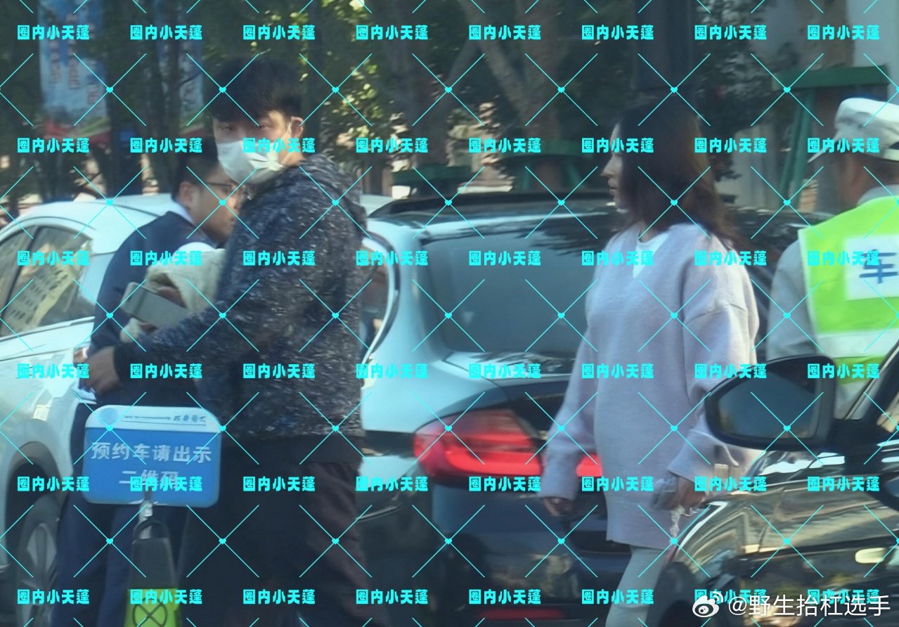 阚清子孕肚明显老公陪护产检