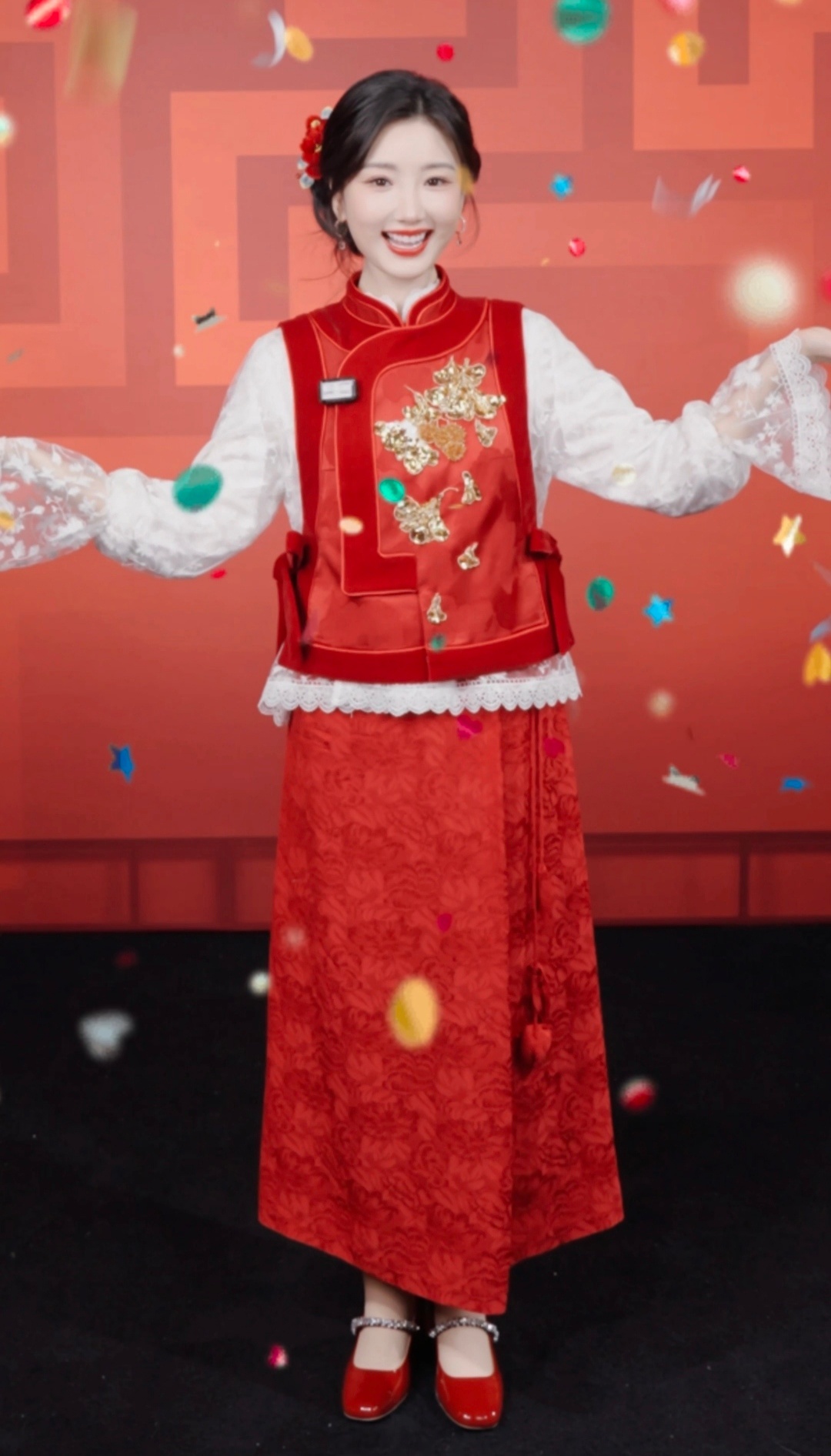 毛晓彤亮相央视春晚义乌分会场，红裙俏皮年味浓