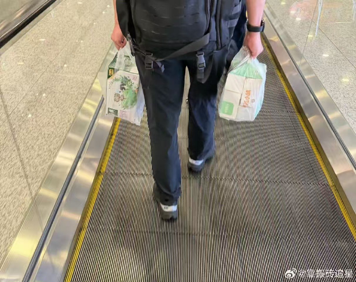 王源携爷爷奶奶所赠牛奶启程