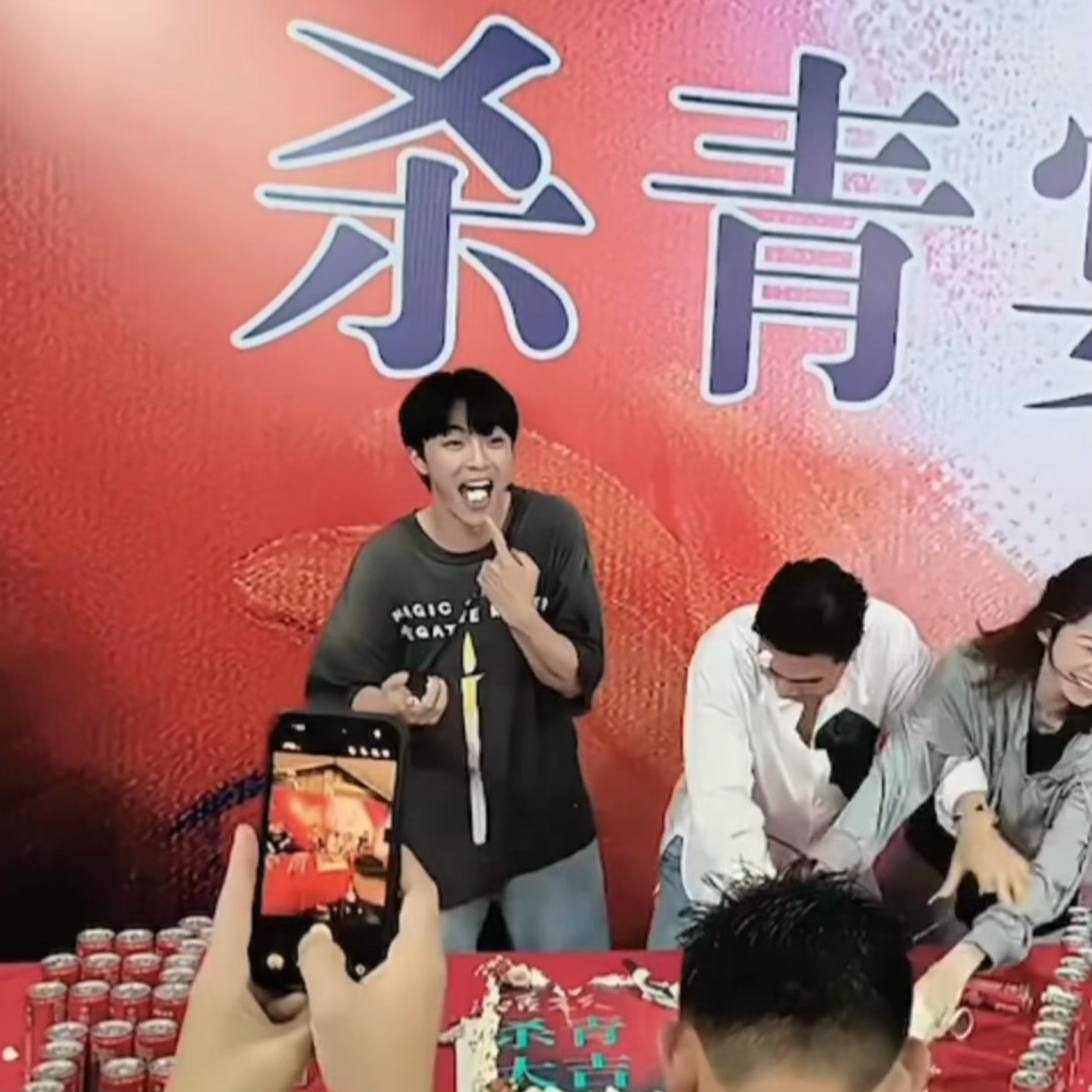 陈立农获赠蛋糕笑称老天爷赏饭