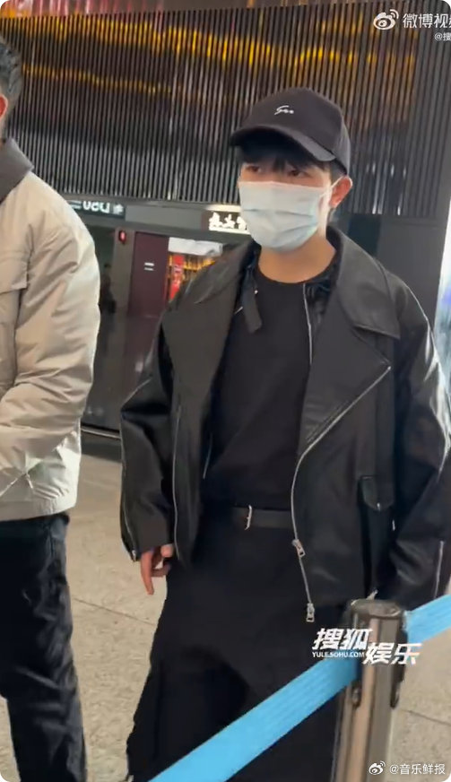 周深皮衣造型亮相澳门阅文盛典