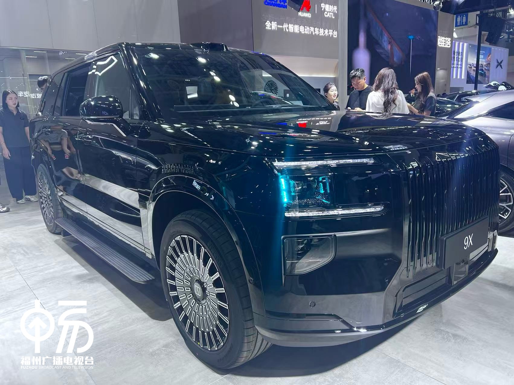 极氪销售经理郑翔介绍旗舰SUV极氪9X，售价46.59万起