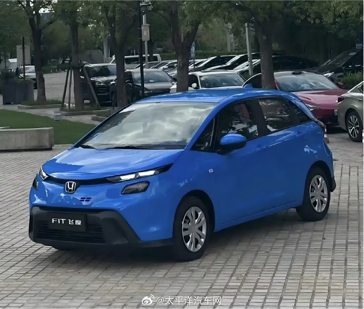 新款本田飞度实车图曝光，前脸大变眯眯眼