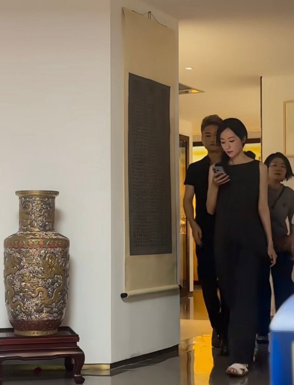 网友义乌偶遇韩雪拍摄黑裙造型时尚大气