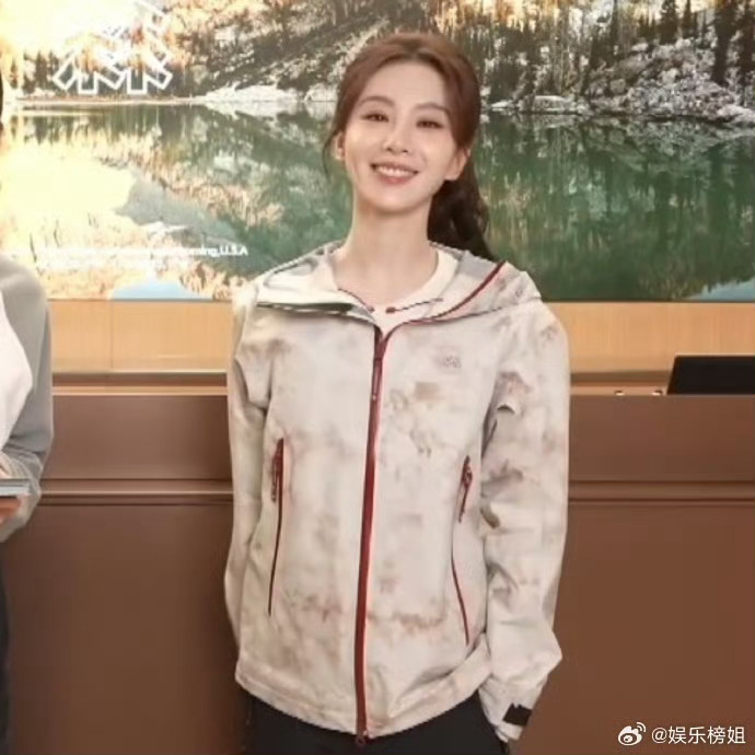 刘诗诗高马尾造型亮相线下活动青春感十足