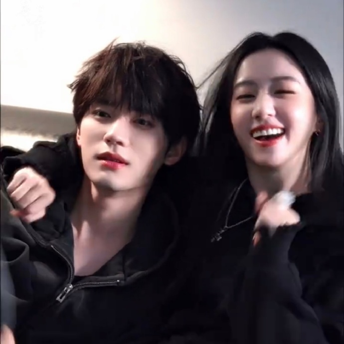 周翊然包上恩靠肩捏脸互动甜蜜