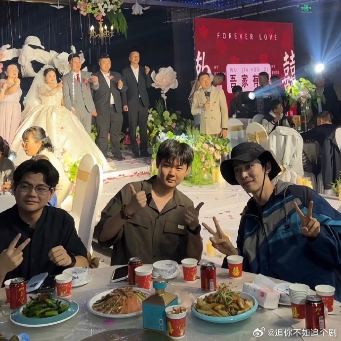 赵小童出席仲麟婚礼，现场送心意