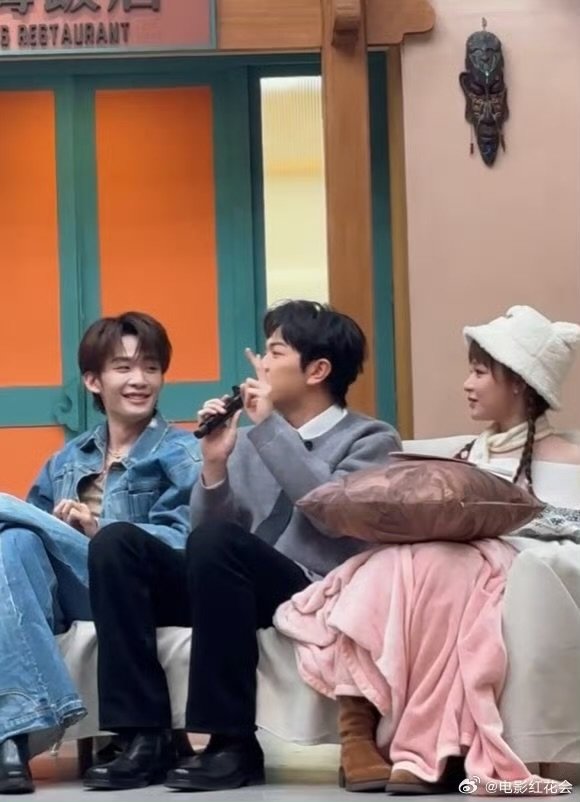 颜人中争取春晚出镜4秒，自玩自梗逗翻全场