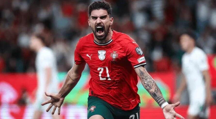 内维斯拒新月续约标价1800万，曼联纽卡争抢