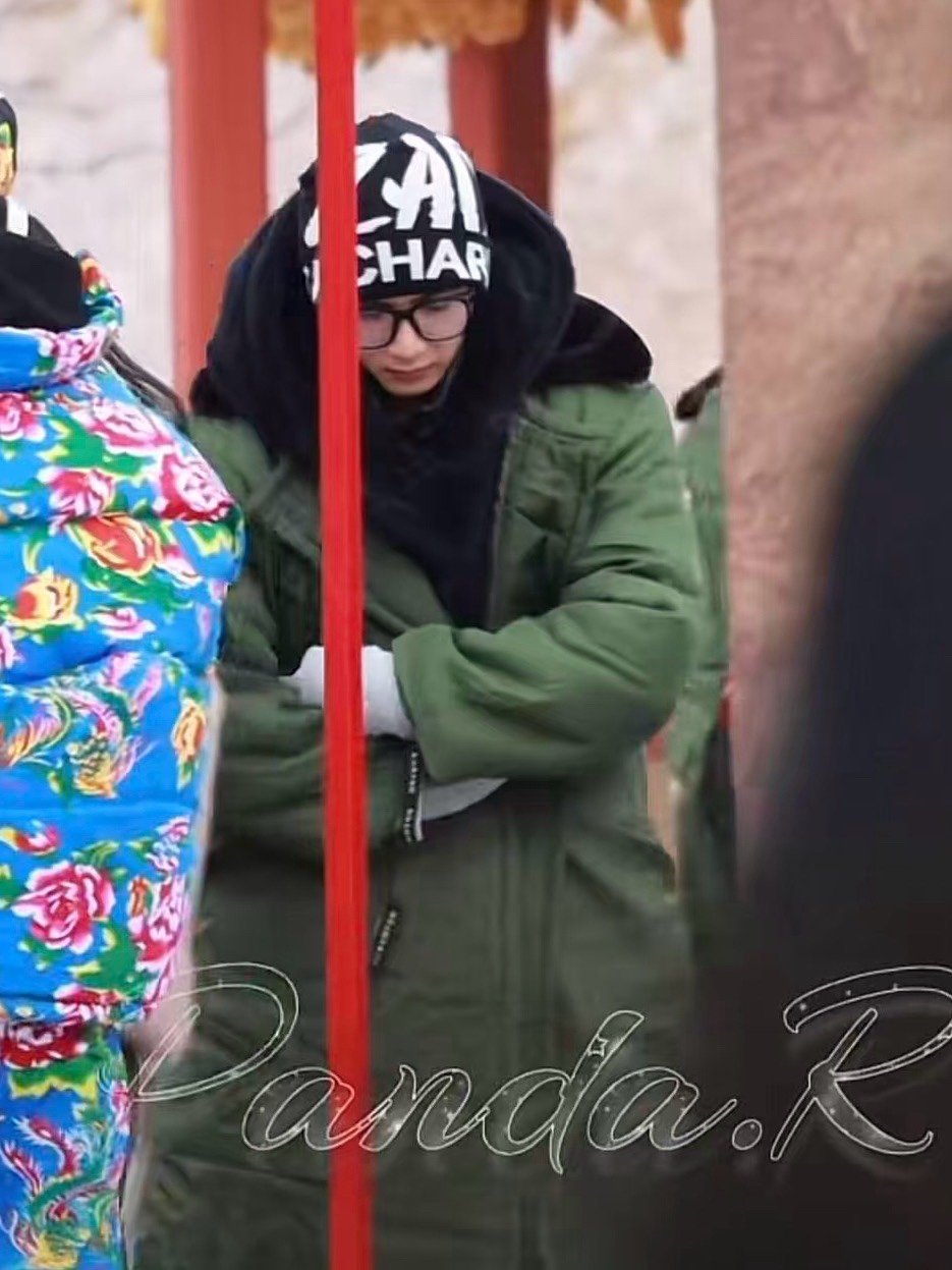 时团红毯秀刘耀文军大衣抢镜