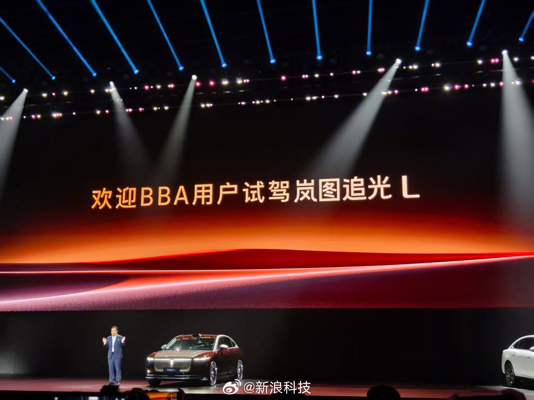 岚图高管喊话BBA用户试驾追光L，27.99万起售对标豪华