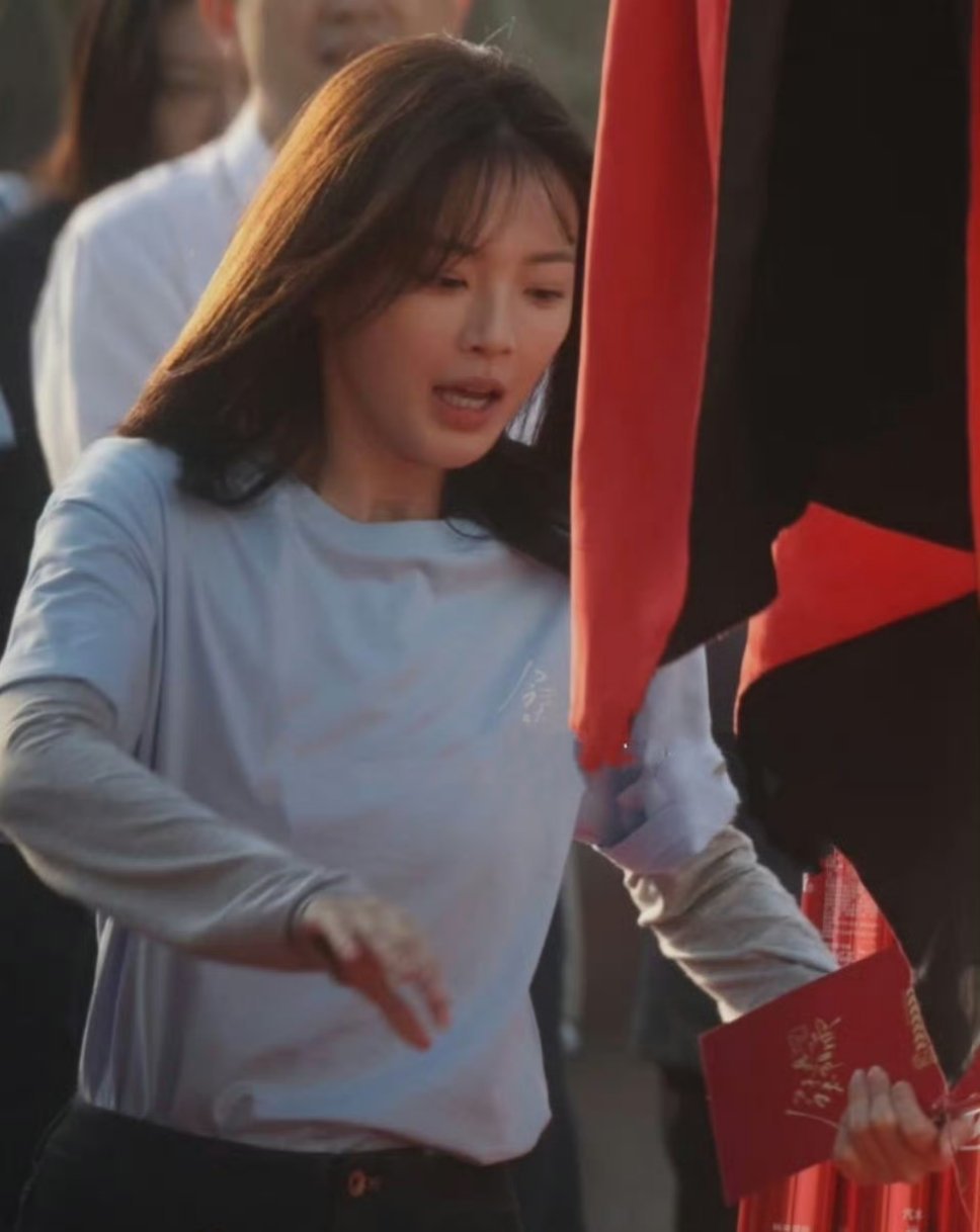 杨超越活动现场意外绊倒