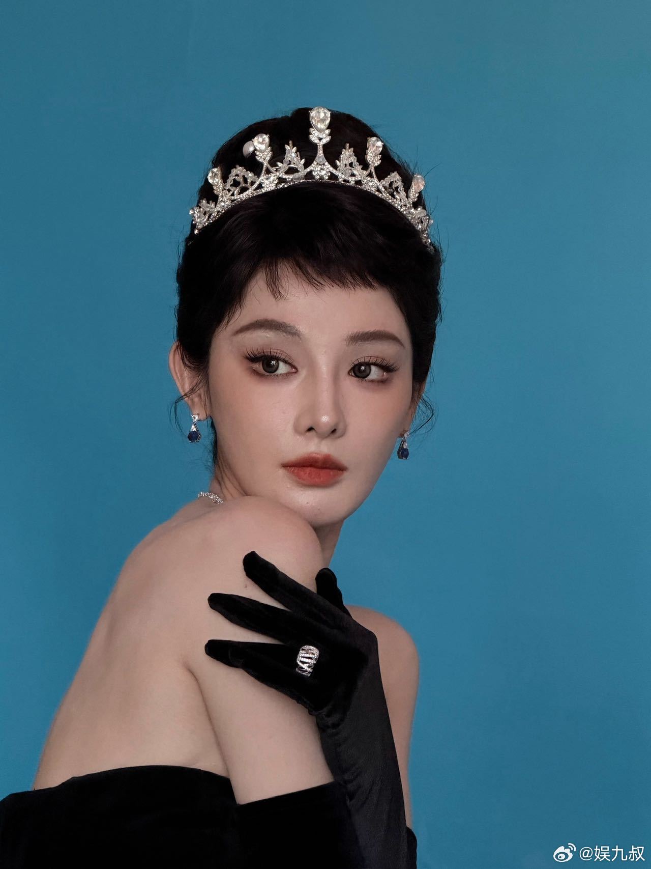 彭小苒红毯贴20个暖宝宝御寒