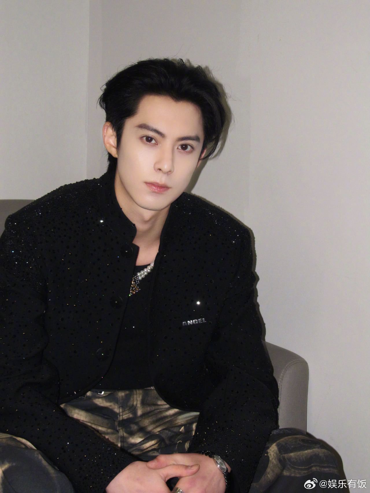 王鹤棣晒篮球照寄语2025，生活如球场得分成常态