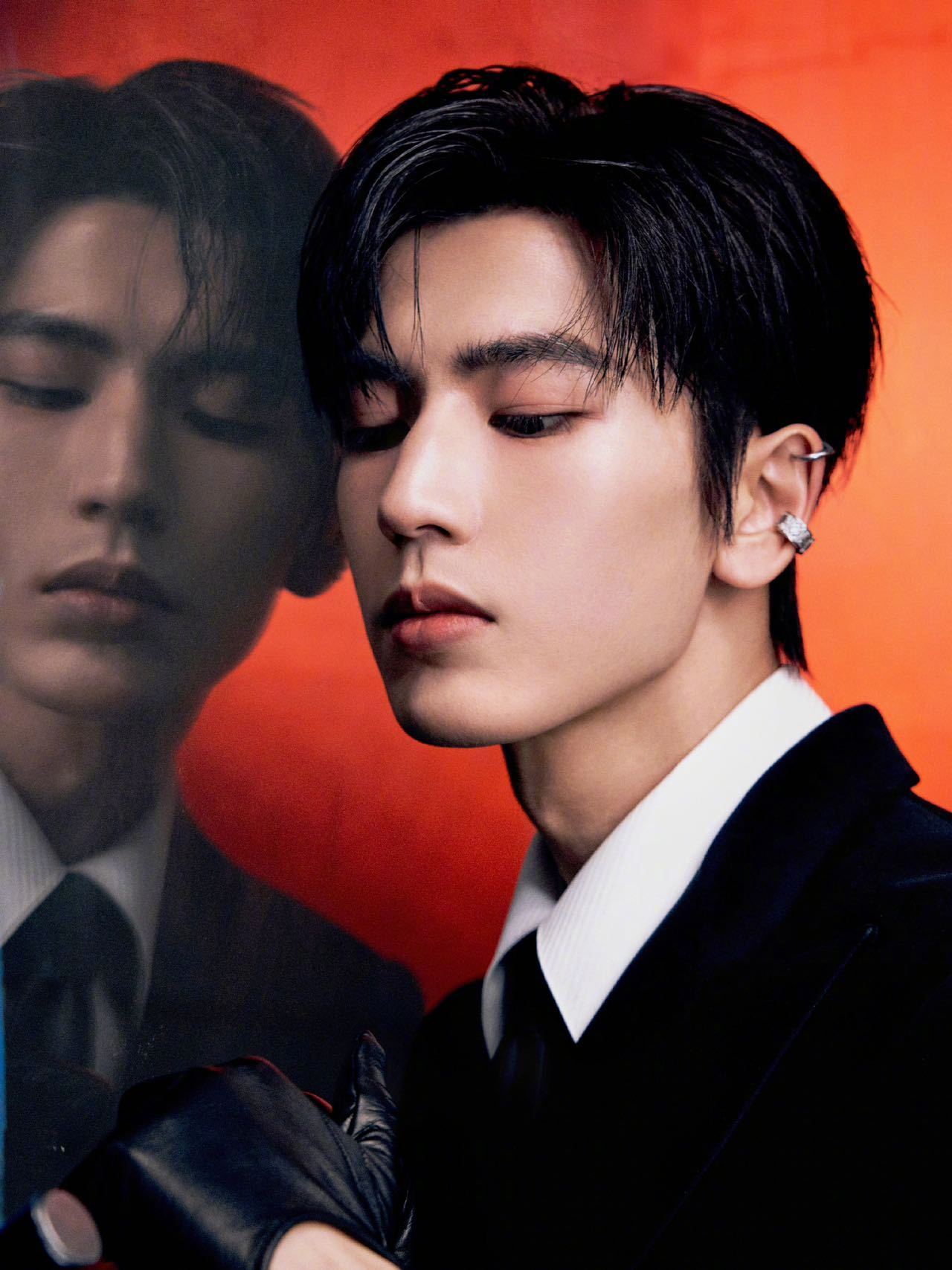 张凌赫跨年造型曝光，红黑湿发配权杖演绎年轻教父