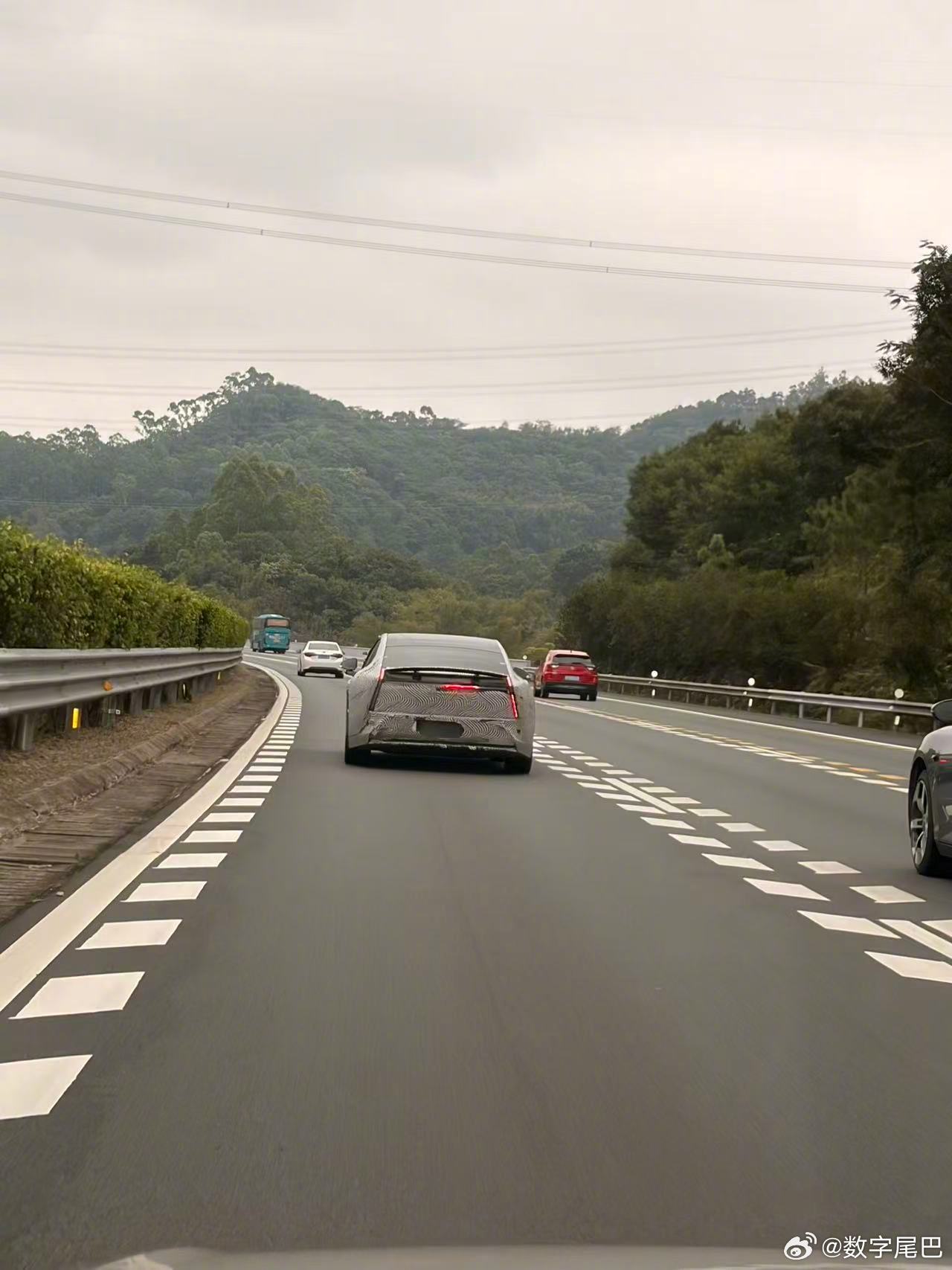 小鹏P7伪装测试引增程版猜测