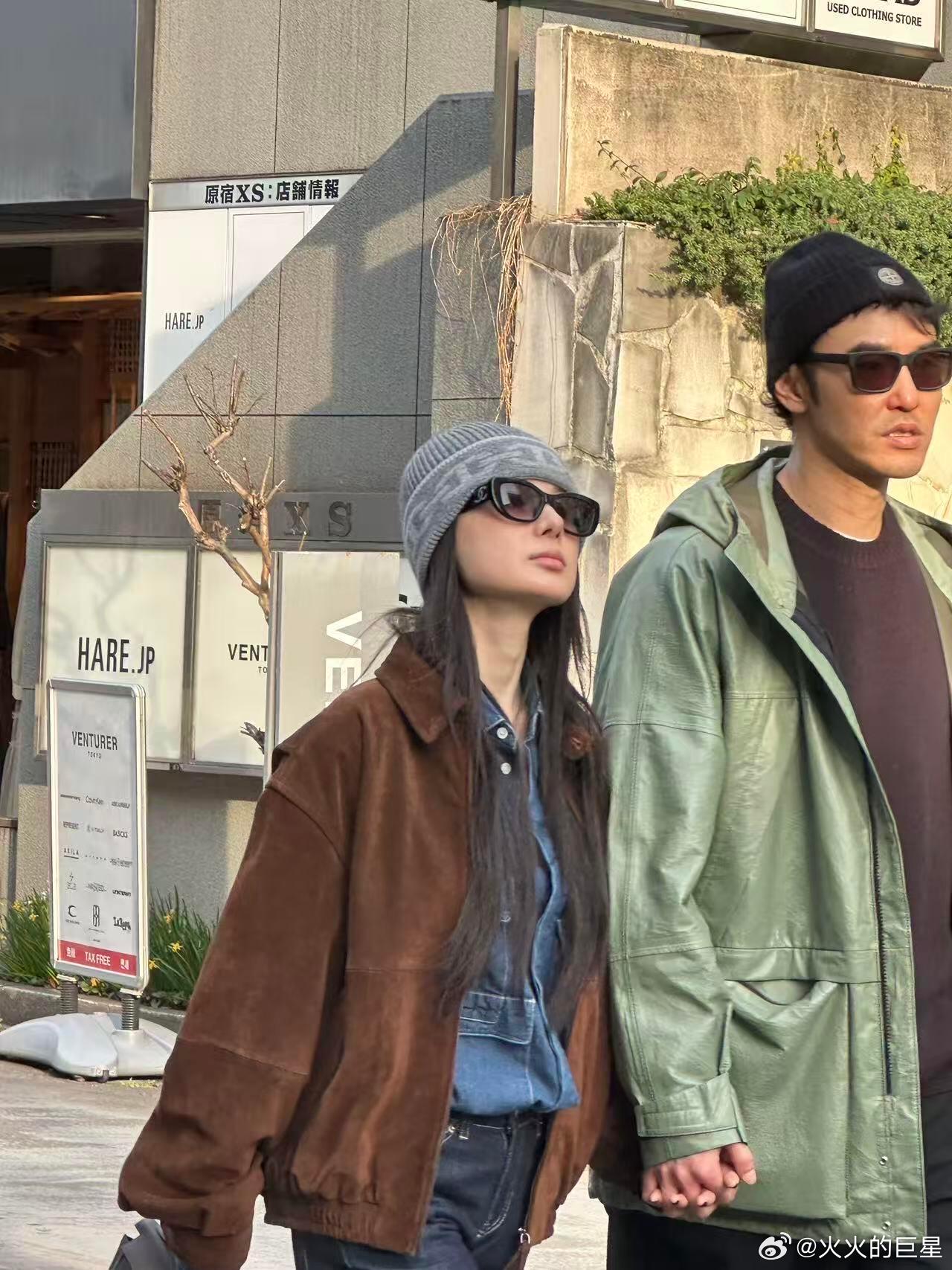 网友偶遇阮经天与女友十指紧扣逛街